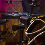 Chaise de bondage et roue en cuir