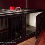 Le caisson d'Isolation sous la table de bondage.